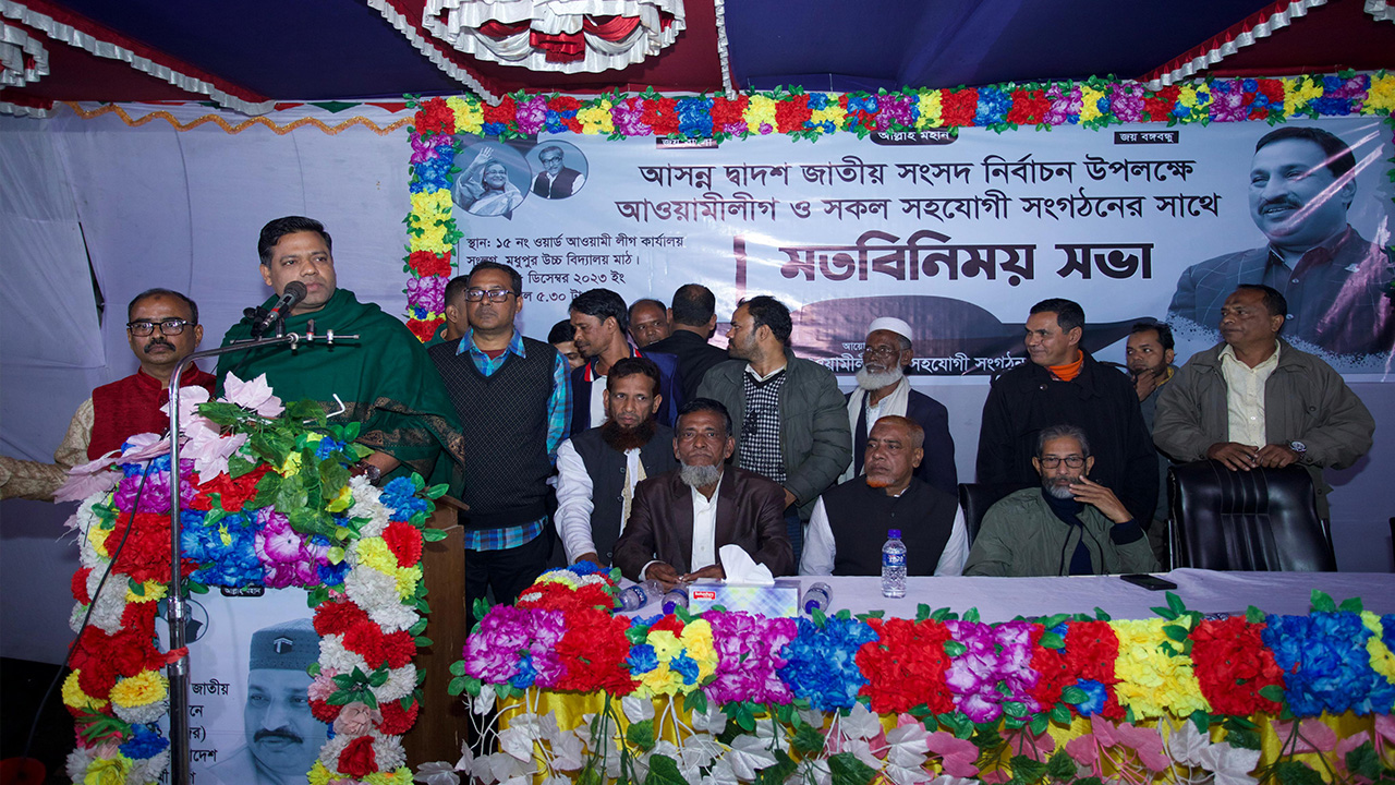 বক্তব্য রাখছেন পৌর মেয়র নজরুল ইসলাম স্বপন। ছবি : কালবেলা