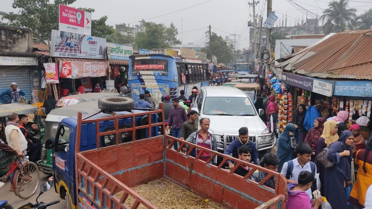 যানজটে নাকাল কুমিল্লার ব্রাহ্মণপাড়াবাসী। ছবি : কালবেলা