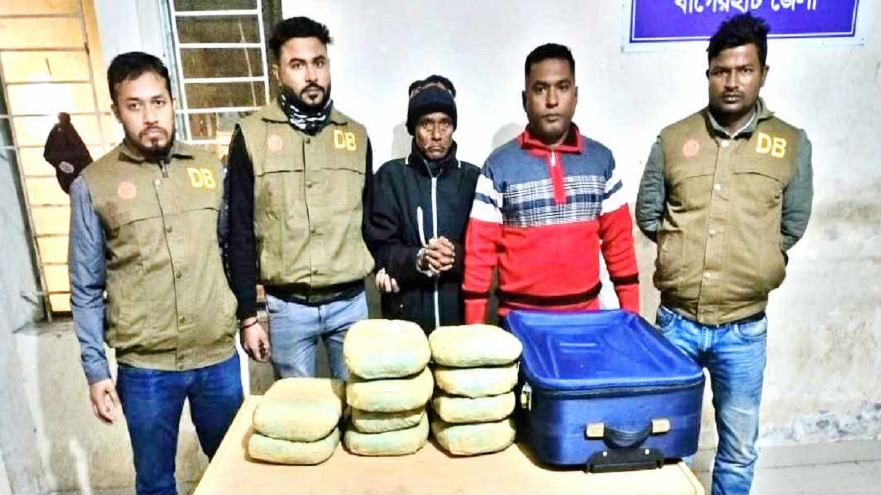 জব্দকৃত ১০ কেজি গাঁজা ও মাদককারবারিসহ পরিদর্শক স্বপন রায়ের নেতৃত্বে বাগেরহাট ডিবি পুলিশের একটি দল। ছবি : কালবেলা