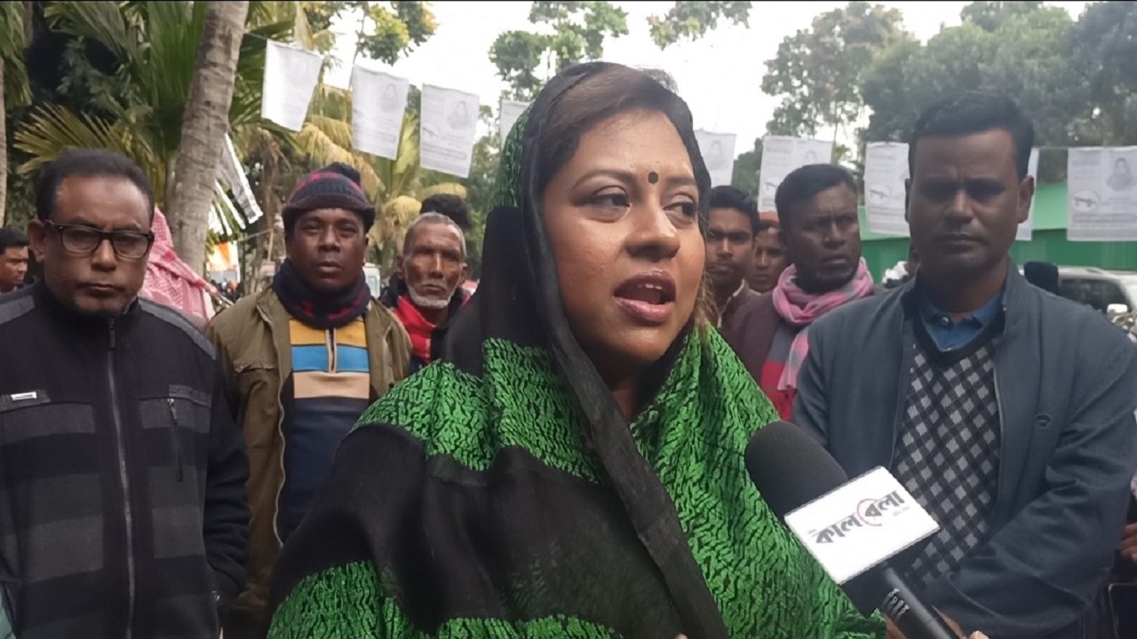 নির্বাচনী প্রচারে ব্যস্ত স্বতন্ত্র প্রার্থী আব্দুল্লাহ নাহিদ নিগার সাগর। ছবি : কালবেলা