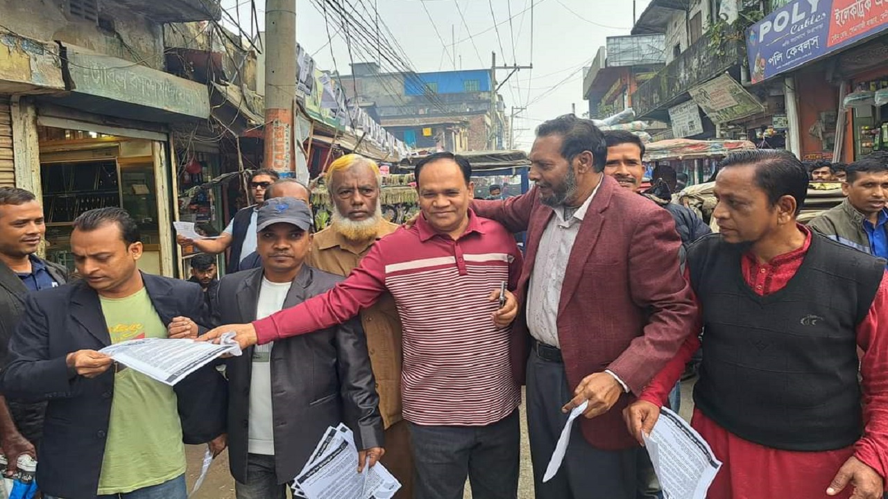 ফেনীর সোনাগাজীতে উপজেলা বিএনপির সাধারণ সম্পাদক জামাল উদ্দিন সেন্টুর নেতৃত্বে অসহযোগ আন্দোলন এবং ভোট বর্জনের লিফলেট বিতরণ করা হয়। ছবি : কালবেলা