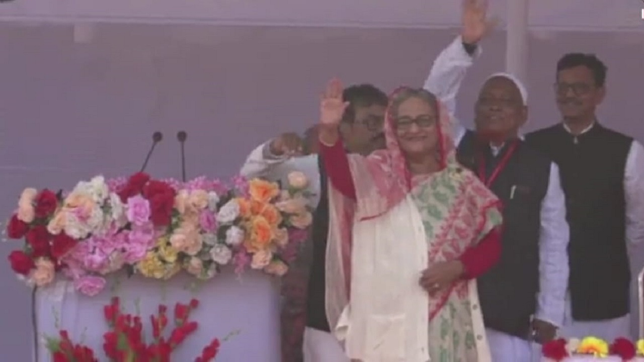 রংপুর তারাগঞ্জে ডিউক চৌধুরীর পক্ষে পথসভামঞ্চে প্রধানমন্ত্রী শেখ হাসিনা। ছবি : সংগৃহীত