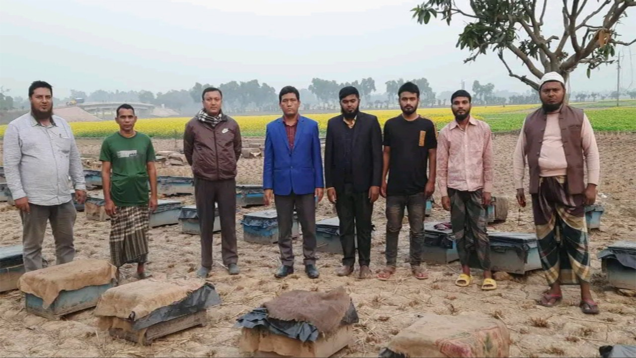 মৌয়ালের সঙ্গে মধু কিনতে আসা ক্রেতা ও এলাকাবাসী। ছবি : কালবেলা