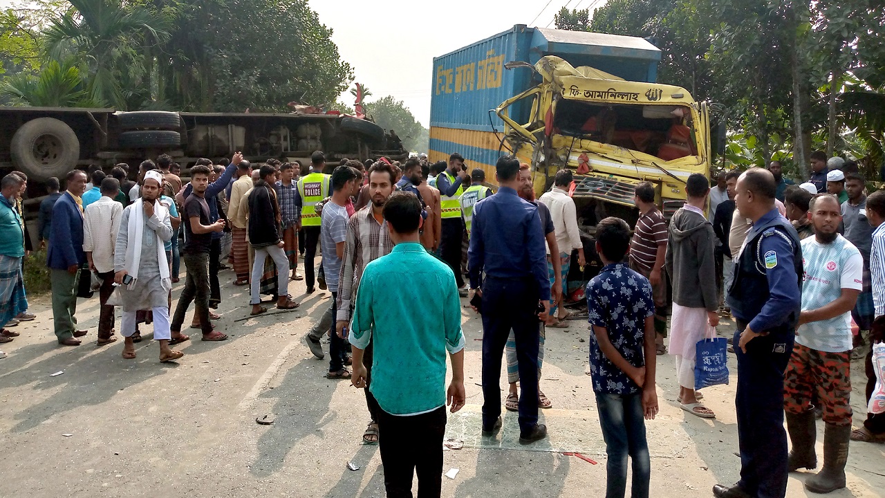 সড়কে পড়ে আছে দুর্ঘটনাকবলিত দুটি যান। ছবি : কালবেলা