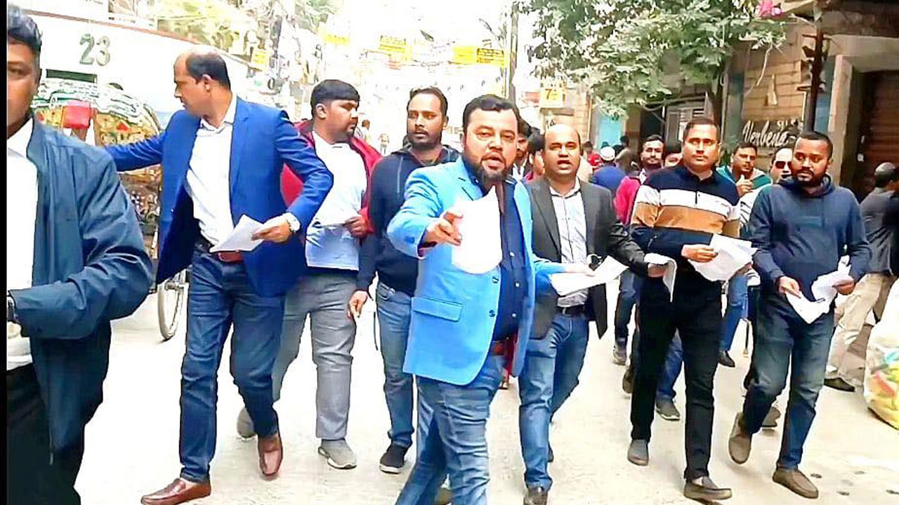 রাজধানীর বেইলি রোডে লিফলেট বিতরণ ও গণসংযোগ করেছে জাতীয়তাবাদী যুবদলের নেতাকর্মীরা। ছবি : সংগৃহীত