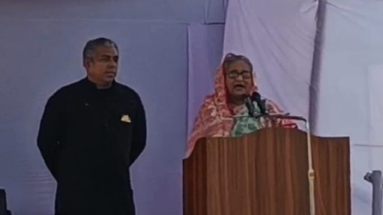 মিঠাপুকুরে বক্তব্য দিচ্ছেন প্রধানমন্ত্রী শেখ হাসিনা। ছবি : কালবেলা
