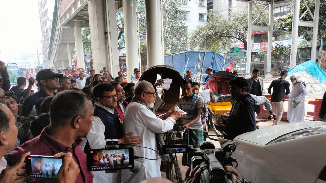 বিএনপির স্থায়ী কমিটির সদস্য নজরুল ইসলাম খান রাজধানীতে ভোট বর্জনের লিফলেট বিতরণ করেন। ছবি : কালবেলা