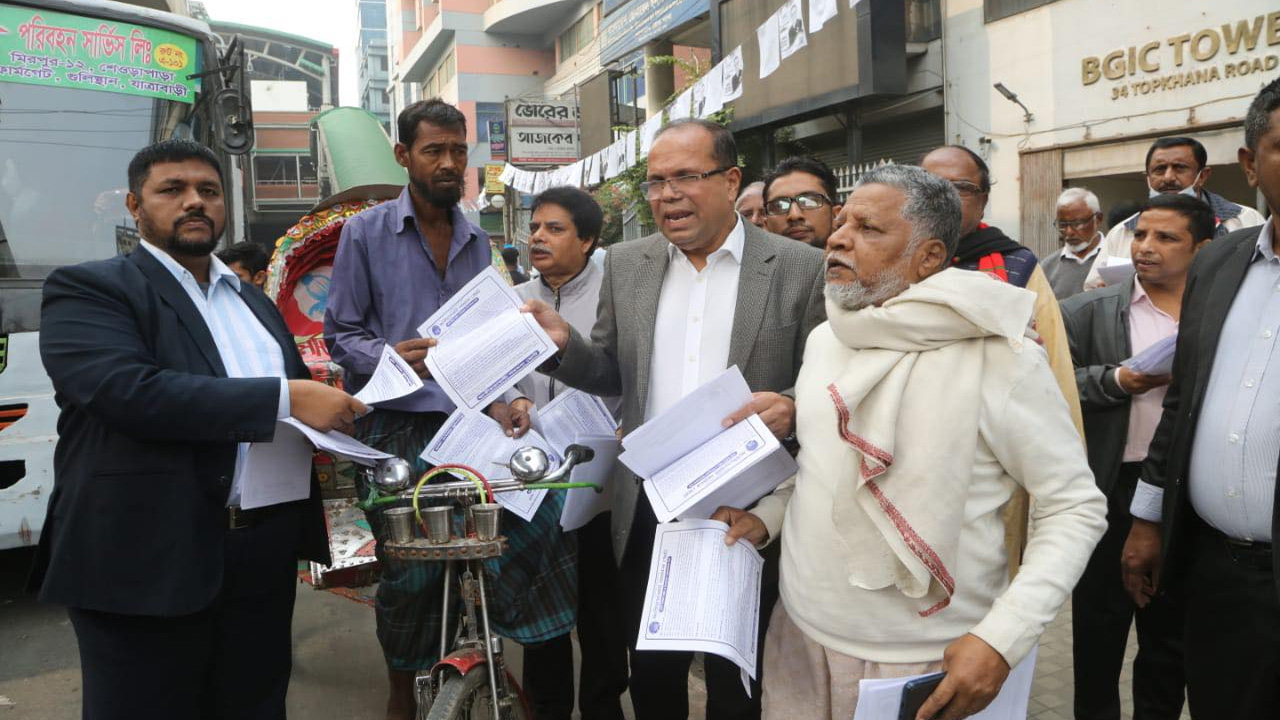 ভোট বর্জনে রাজধানীতে লিফলেট বিতরণ করেছে সমমনা জোটের নেতারা। ছবি : কালবেলা
