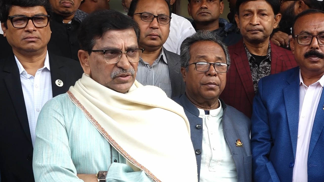 কুষ্টিয়ায় সাংবাদিকদের সঙ্গে কথা বলেন মাহবুবউল-আলম হানিফ। ছবি : কালবেলা