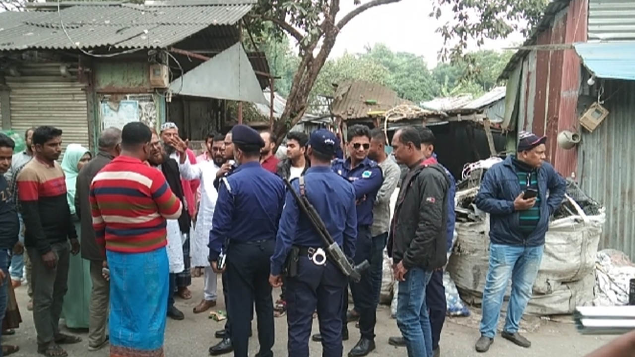 মোংলায় মারধরের খবরে উত্তেজনা দেখা দিলে ঘটনাস্থলে যায় পুলিশ। ছবি : কালবেলা