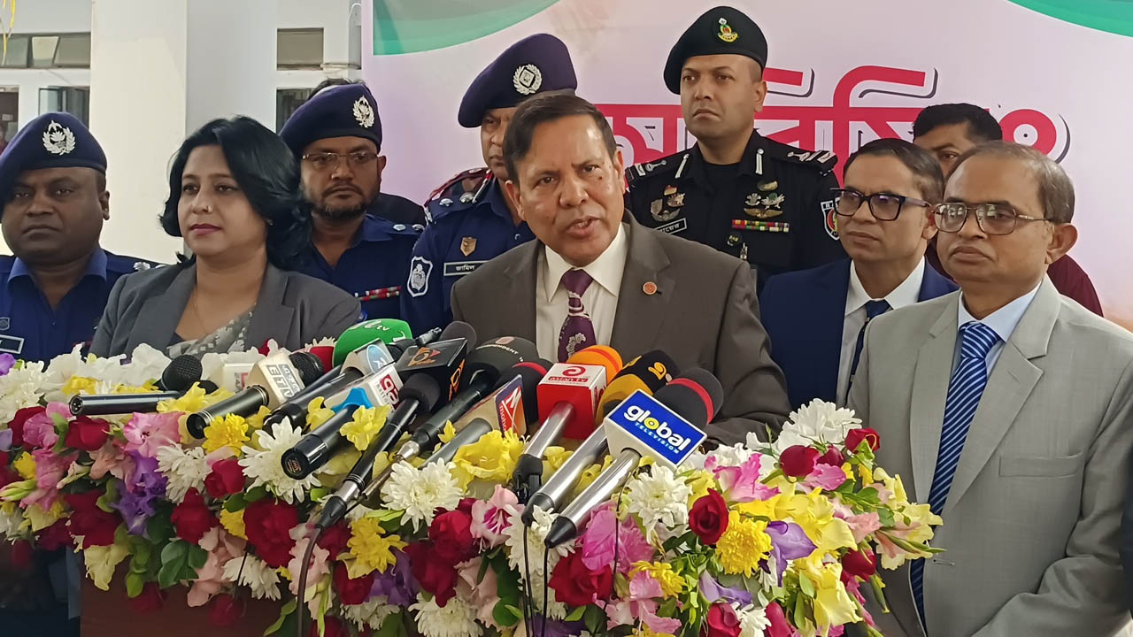 মতবিনিময় সভা শেষে সাংবাদিকদের সঙ্গে কথা বলেন ইসি মো. আহসান হাবিব। ছবি : কালবেলা