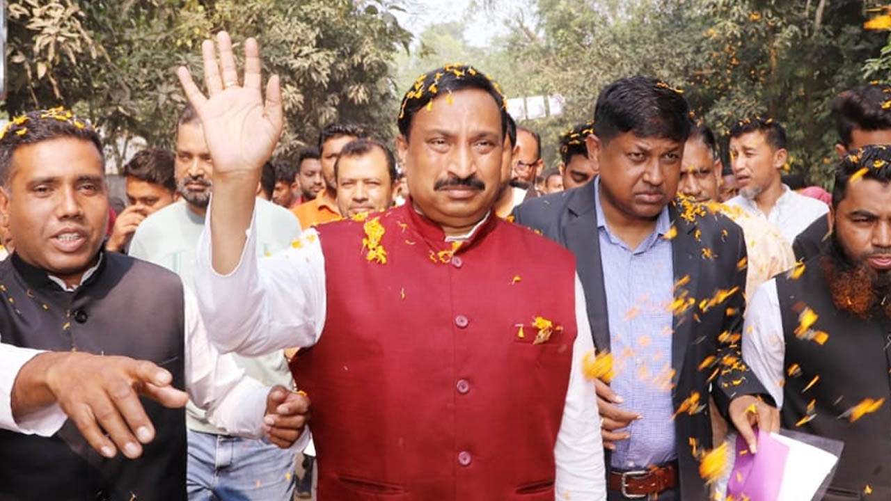 নির্বাচনী গণসংযোগে ফেনীতে নিজাম উদ্দিন হাজারী। ছবি : কালবেলা