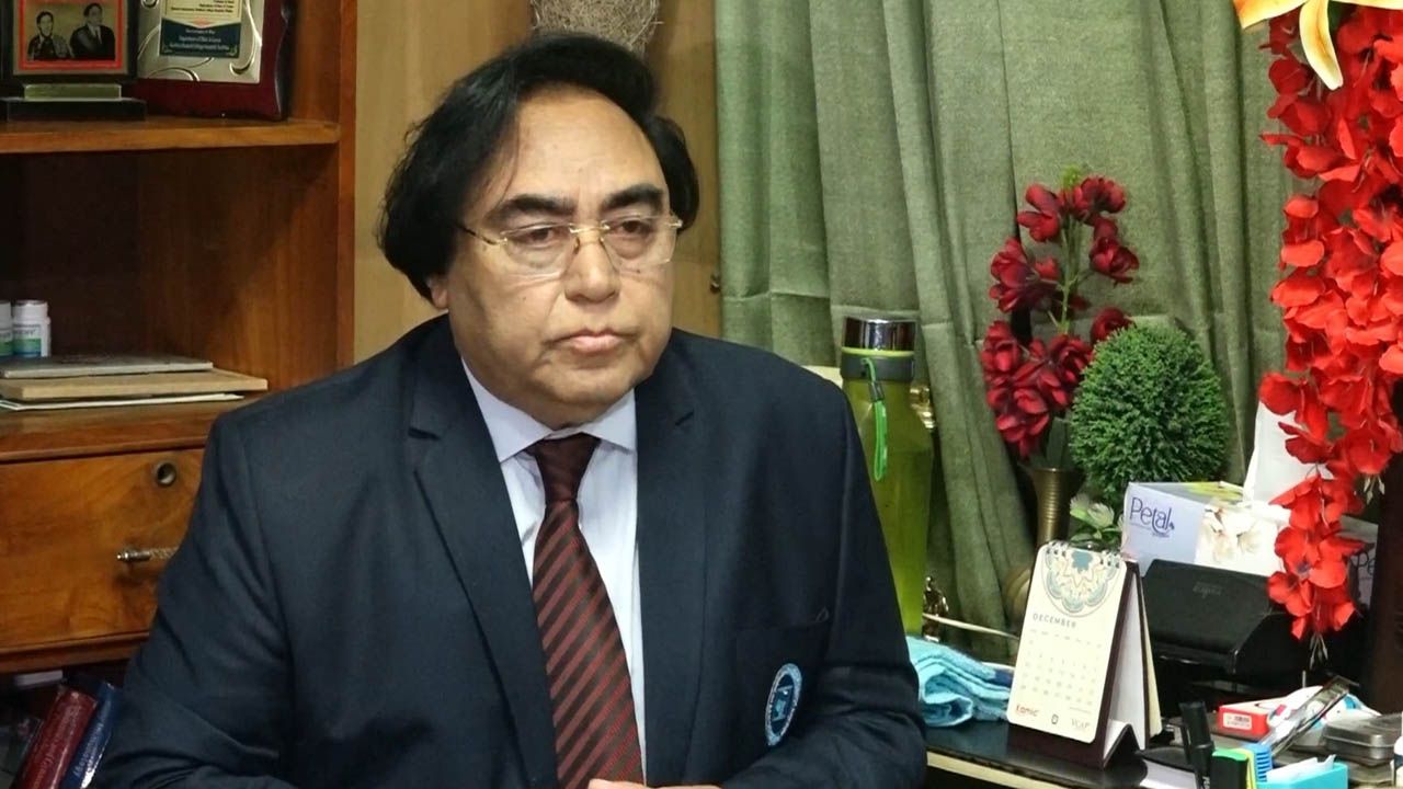 স্বতন্ত্র প্রার্থী সরদার মো. মুসতানজীদ মঙ্গলবার সাংবাদিকদের সঙ্গে কথা বলেন। ছবি : কালবেলা
