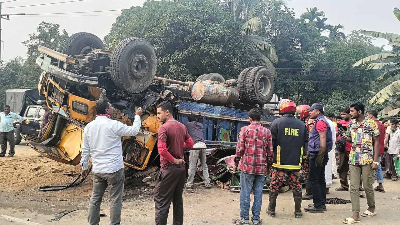 টাঙ্গাইলে কালিহাতী উপজেলায় বাস ও ট্রাক মুখোমুখি সংঘর্ষ। ছবি : কালবেলা