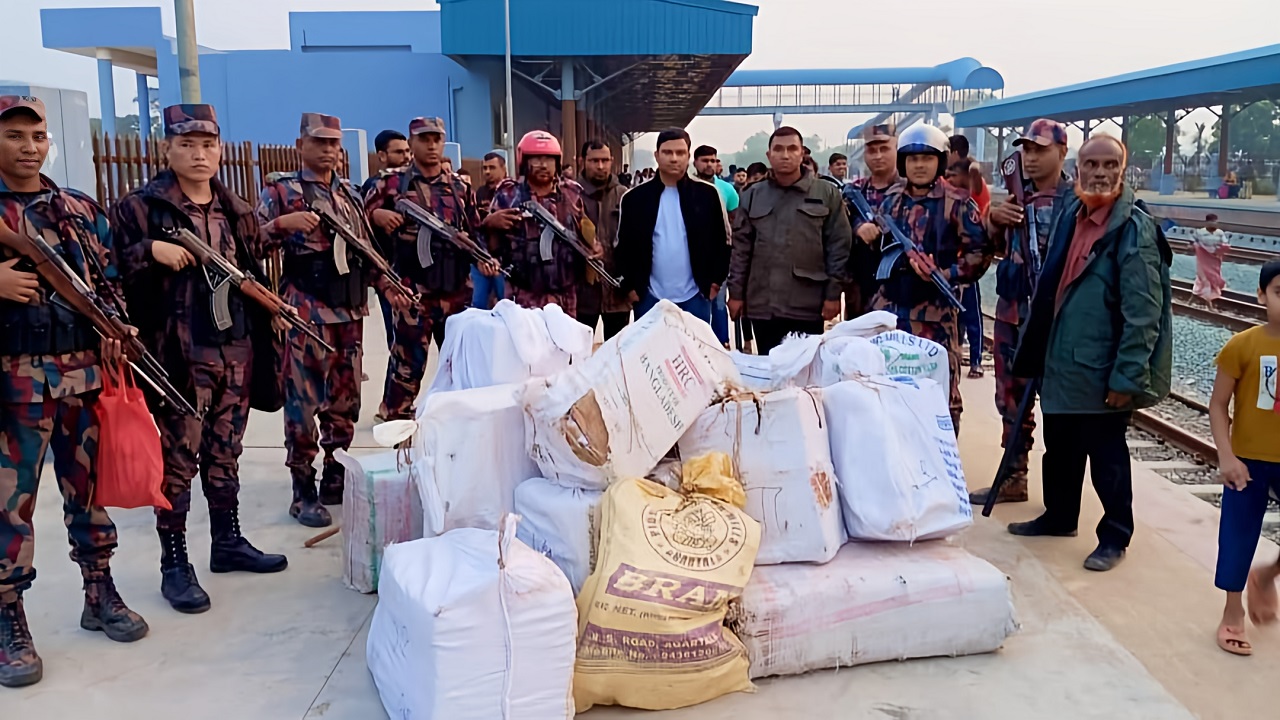 শশীদল রেলস্টেশন এলাকায় অভিযান চালিয়ে ভারতীয় বাজি ও কসমেটিকস জব্দ করে ভ্রাম্যমাণ আদালতের নির্বাহী ম্যাজিস্ট্রেট। ছবি : কালবেলা