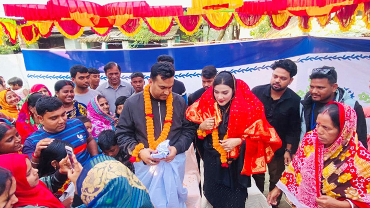 মাহিকে বরণ করে নিচ্ছেন সনাতন ধর্মাবলম্বীরা। ছবি : সংগৃহীত