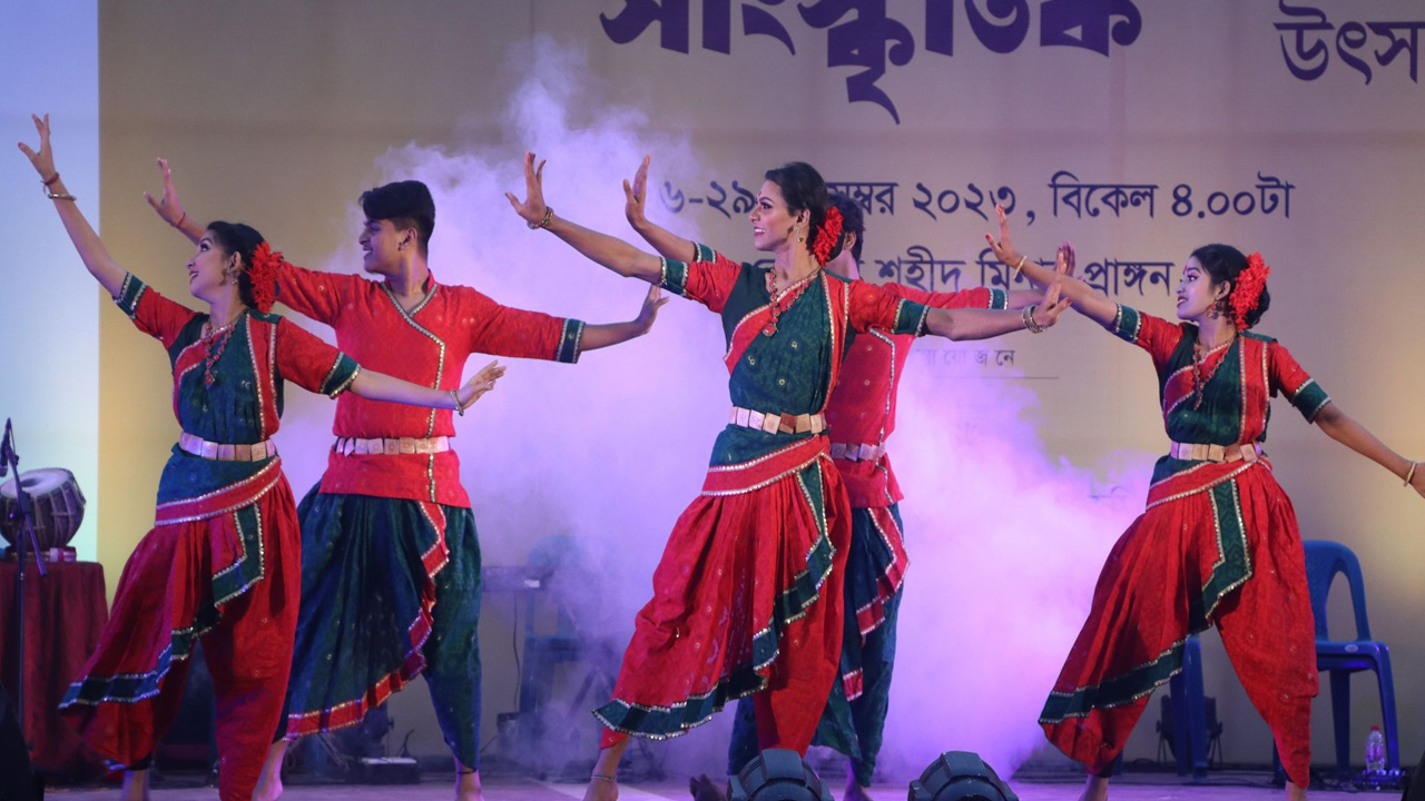সমবেত নৃত্য পরিবেশন করে প্রজন্ম নৃত্যদল। ছবি : কালবেলা