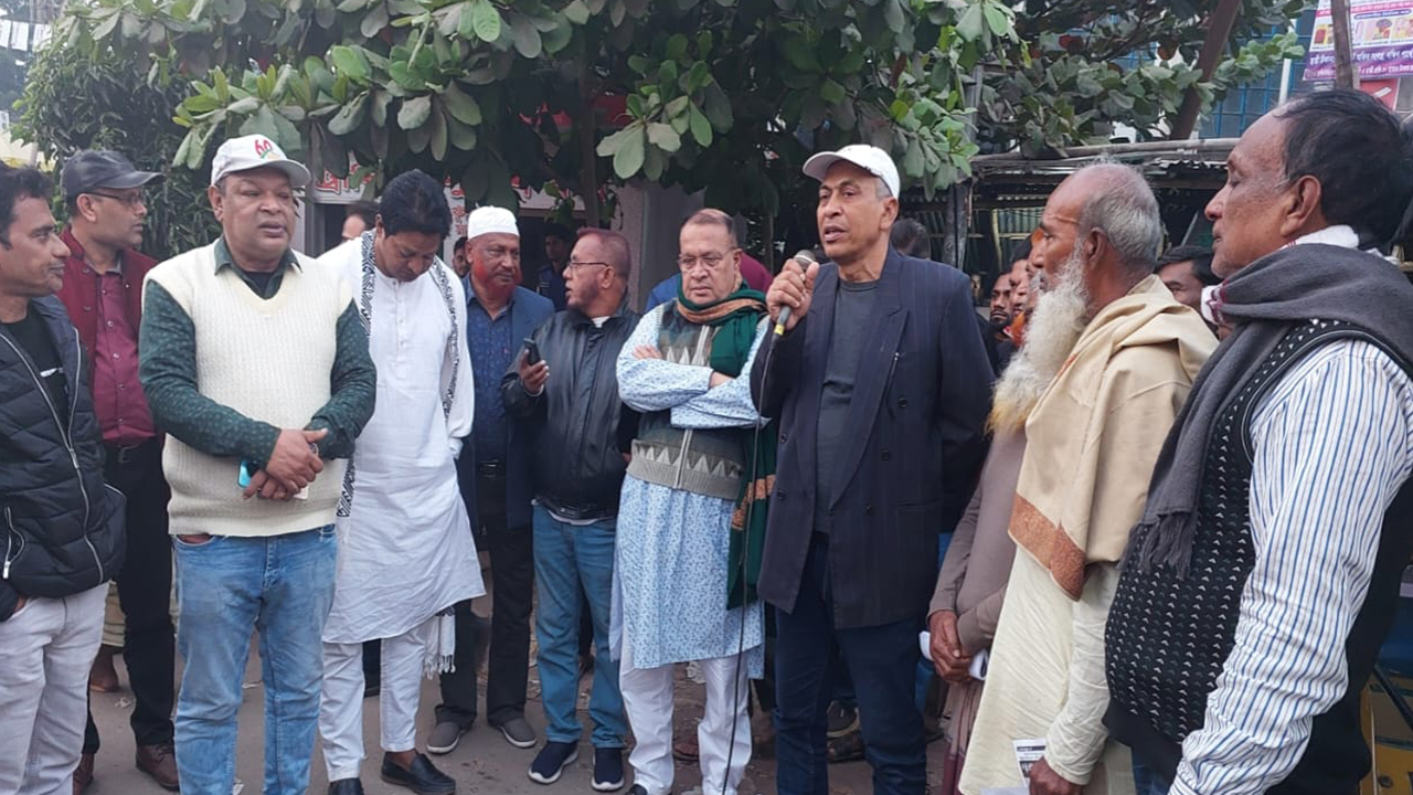 সাতক্ষীরা শহরের খুলনা রোড মোড়ে নির্বাচনী পথসভায় সভাপতি বক্তব্য রাখেন পৌর আ.লীগের সভাপতি শেখ নাসেরুল হক। ছবি : কালবেলা