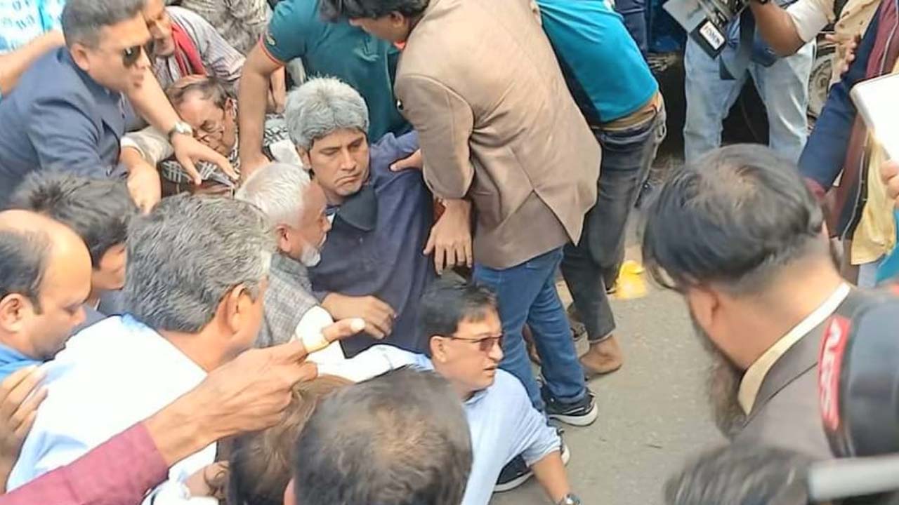 রাজধানীতে গণতন্ত্র মঞ্চ মিছিল বের করলে তাতে বাধা দিয়েছে পুলিশ। ছবি : কালবেলা