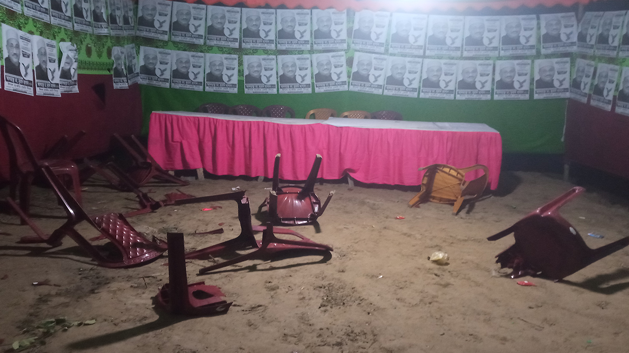 জামালপুরে সরিষাবাড়ীতে ঈগল প্রতীকে স্বতন্ত্র প্রার্থী মুরাদ হাসানের নির্বাচনী অফিস ভাঙচুর। ছবি : কালবেলা