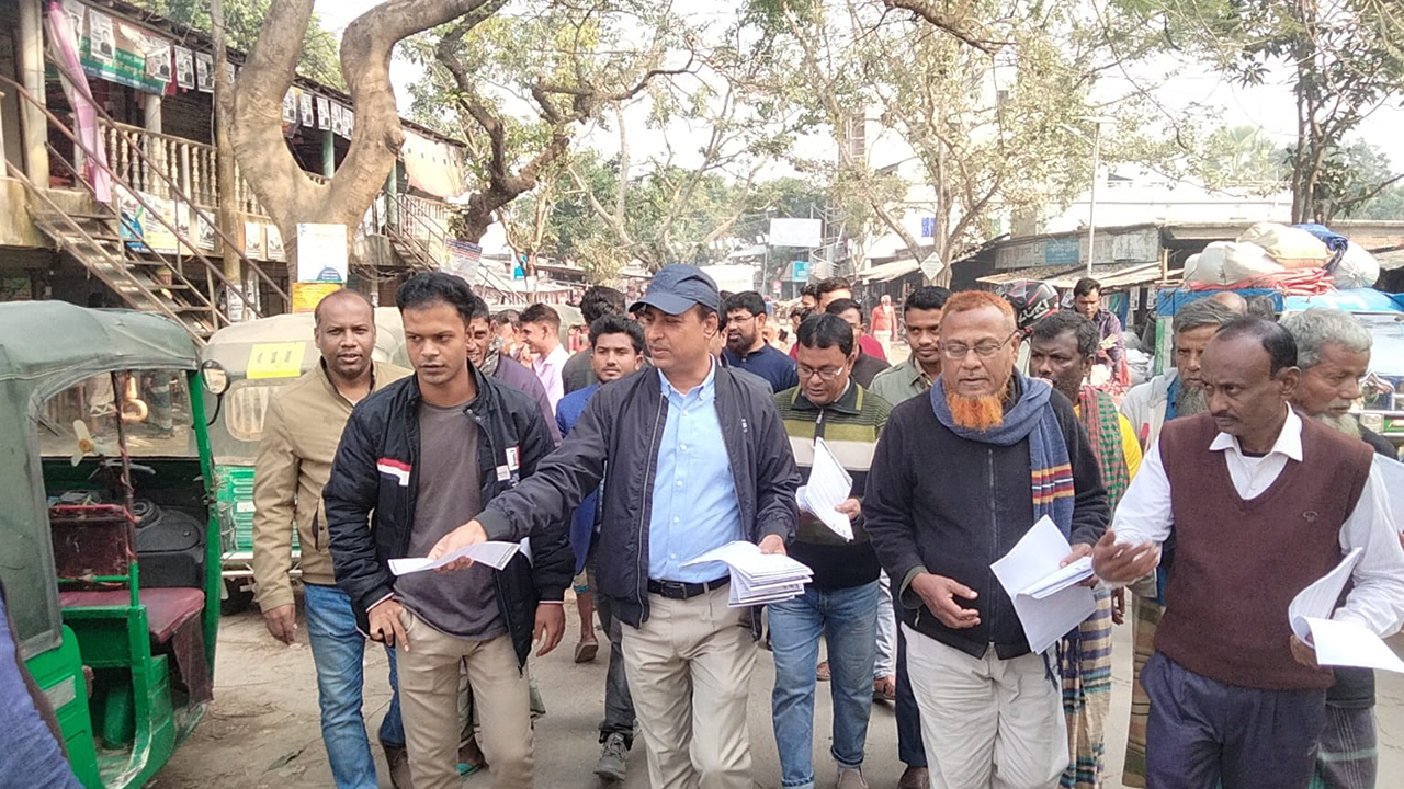 নওগাঁর মান্দায় ভোট বর্জনের আহ্বানে বিএনপির লিফলেট বিতরণ। ছবি : কালবেলা