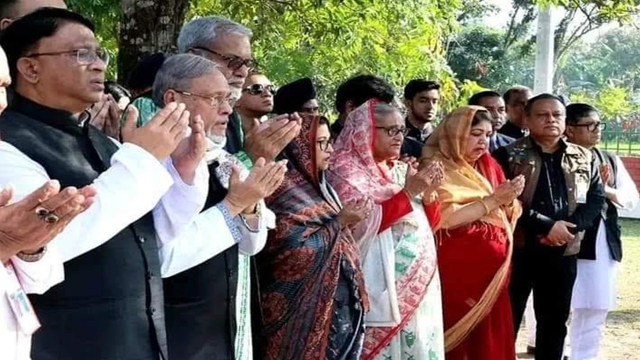 রংপুরের পীরগঞ্জে মঙ্গলবার শ্বশুরবাড়িতে পারিবারিক কবরস্থানে স্বামী ড. এম এ ওয়াজেদ মিয়ার কবর জিয়ারত করেন প্রধানমন্ত্রী শেখ হাসিনা। ছবি : সংগৃহীত