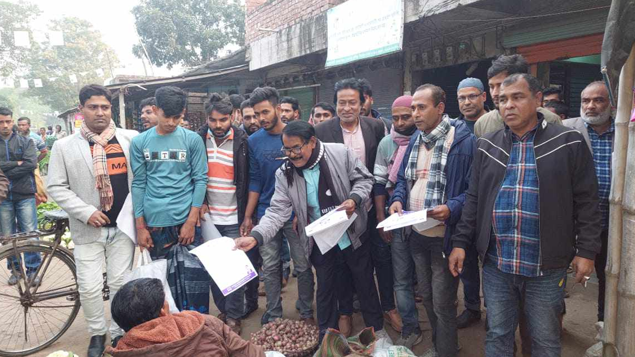 ঝিনাইদহের কালীগঞ্জে নির্বাচন বর্জনে লিফলেট বিতরণ করছে বিএনপির নেতাকর্মীরা। ছবি : কালবেলা
