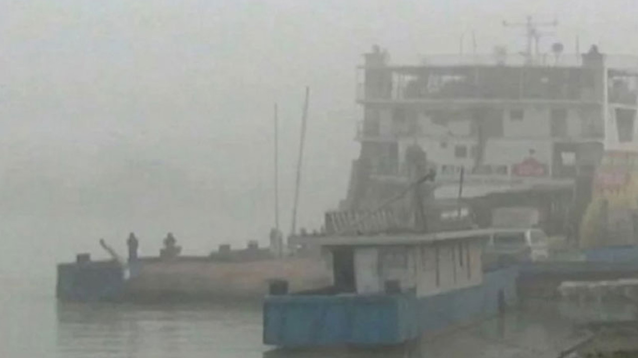 ঘন কুয়াশার কারণে দৌলতদিয়া-পাটুরিয়ায় ফেরি চলাচল বন্ধ। ছবি : সংগৃহীত