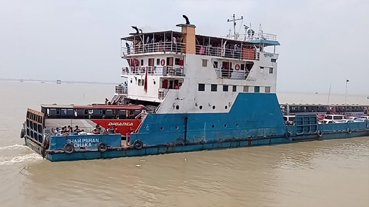 দৌলতদিয়া-পাটুরিয়া নৌরুটে ফেরি চলাচল শুরু হয়েছে। পুরোনো ছবি