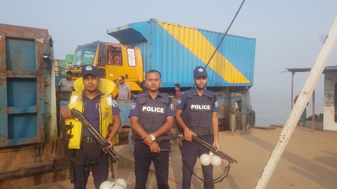চাঁদপুর সদরের হরিণা ফেরিঘাট। ছবি : কালবেলা