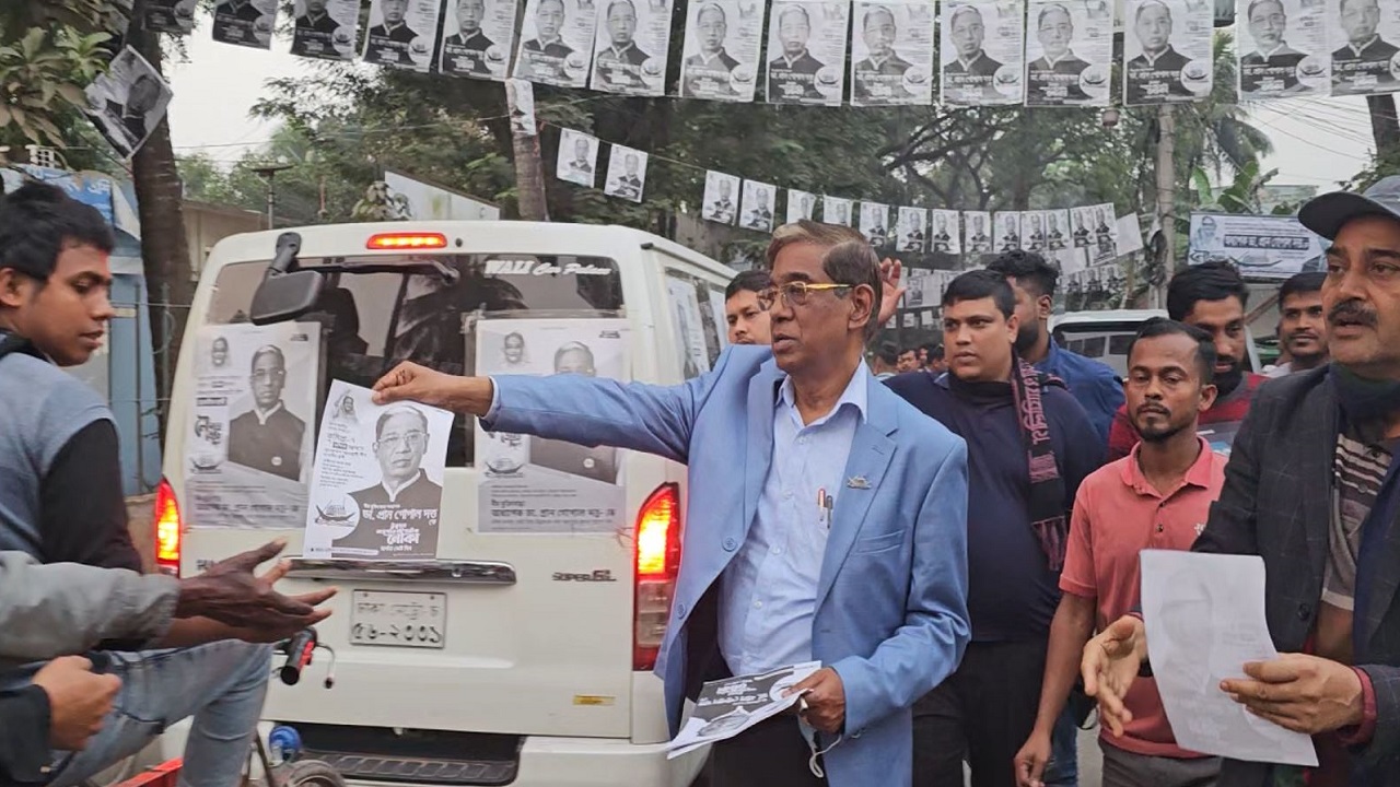 চান্দিনা বিভিন্ন হাটবাজারে গণসংযোগ করেন বীরমুক্তিযোদ্ধা অধ্যাপক ডা. প্রাণ গোপাল দত্ত। ছবি : কালবেলা