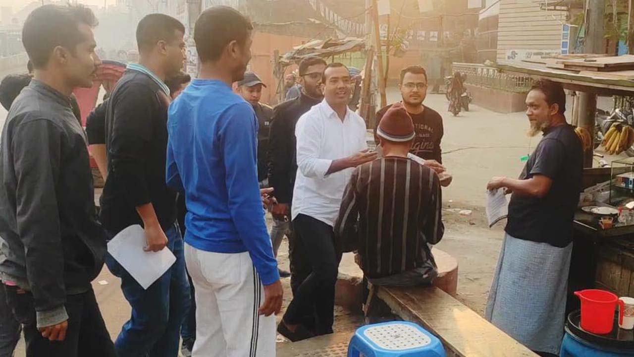 নির্বাচন বর্জন ও অসহযোগ আন্দোলনের ডাকে বিভিন্ন শ্রেণিপেশার মানুষের মাঝে লিফলেট বিতরণ ও গণসংযোগ করেছে ছাত্রদল। ছবি : কালবেলা