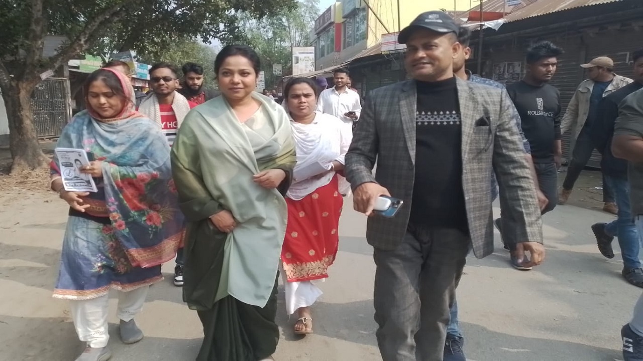 সারা দেশে চমক সৃষ্টি করে গানের মঞ্চ থেকে ডলি সায়ন্তনী নেমেছেন ভোটের লড়াইয়ে। ছবি : কালবেলা
