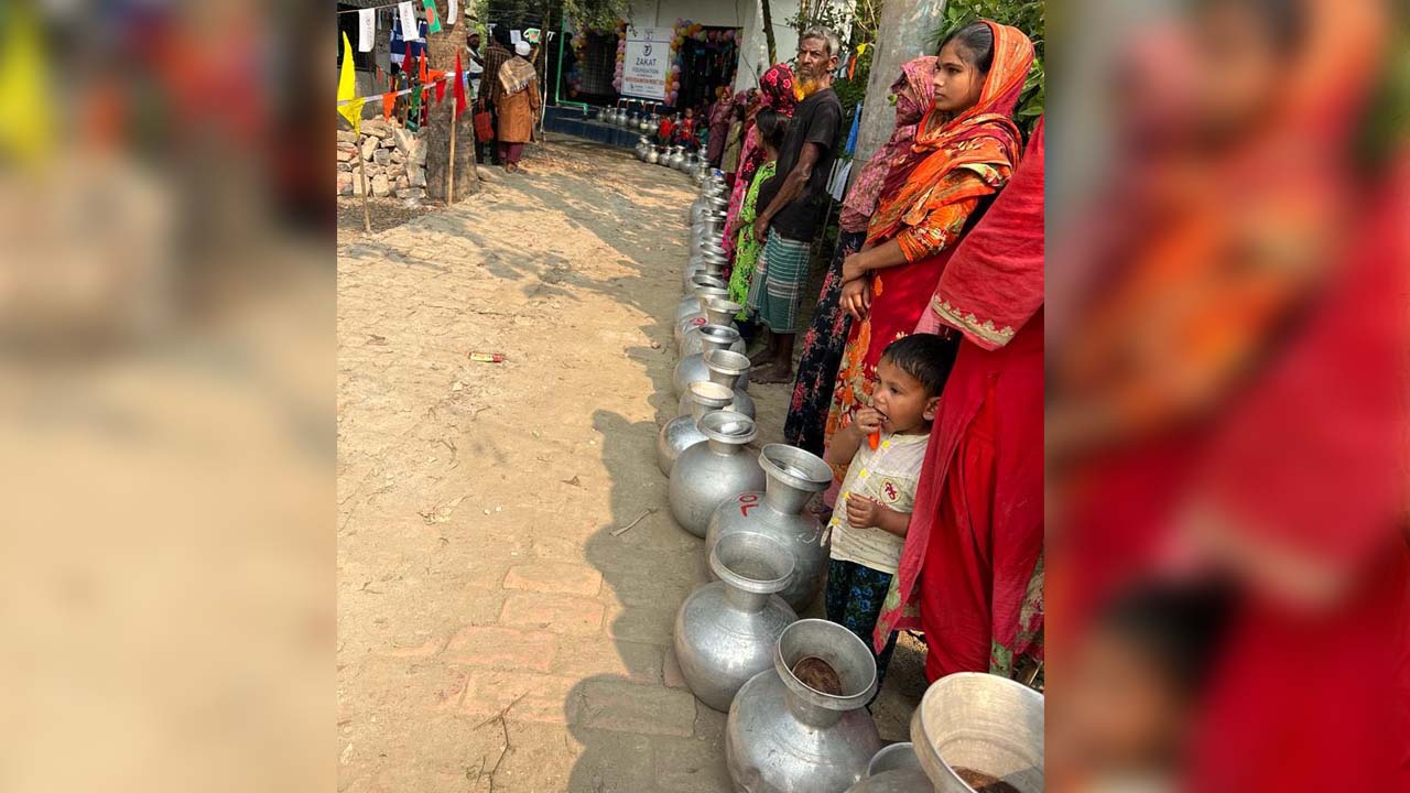 খাবার পানির সমস্যা সমাধানকল্পে জাকাত ফাউন্ডেশন অব আমেরিকা লবণাক্ত পানি পানযোগ্য করার উন্নত প্রযুক্তির সমন্বয়ে ৪টি আর ও পানির প্ল্যান্ট উদ্বোধন করেছেন। ছবি : কালবেলা