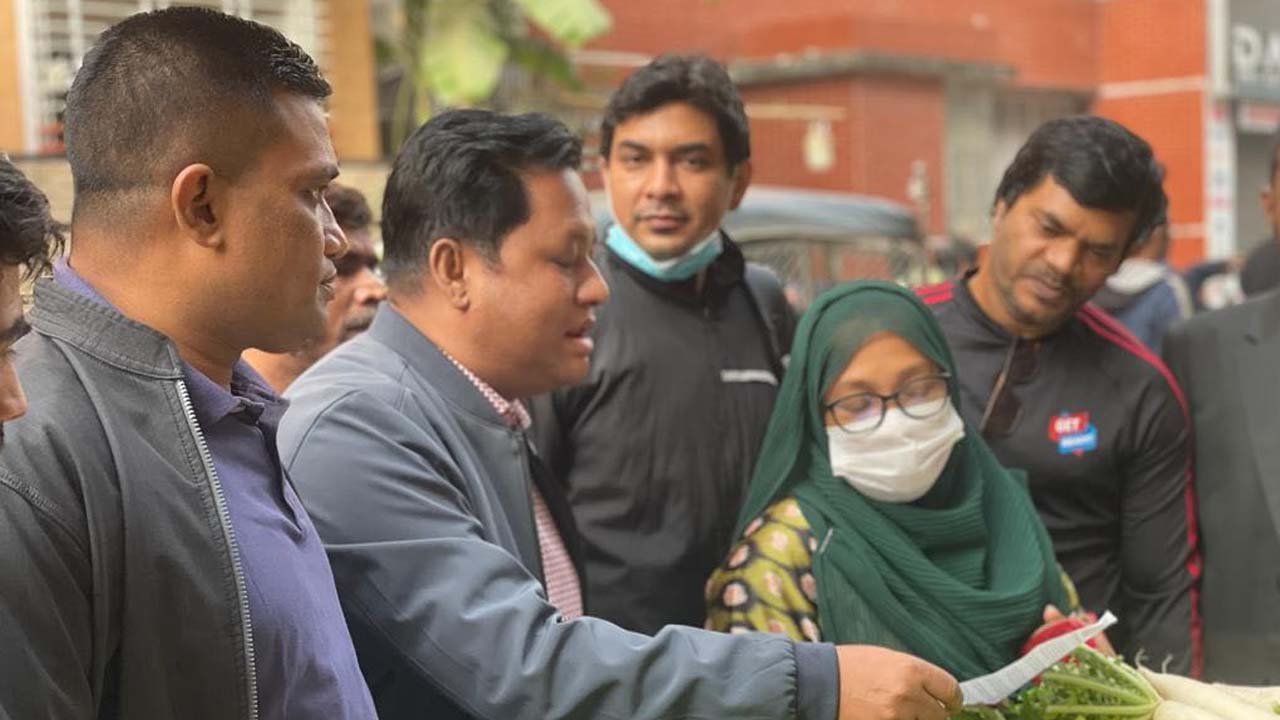 অসহযোগ আন্দোলনের পক্ষে লিফলেট বিতরণ ও গণসংযোগ করেছেন জাতীয়তাবাদী স্বেচ্ছাসেবক দলের নেতাকর্মীরা। ছবি : কালবেলা