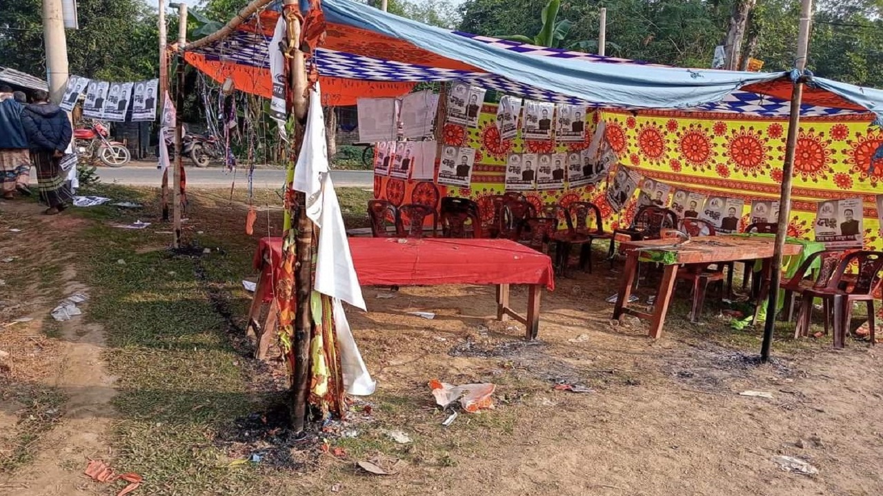 আগুনে আব্দুল ওয়াদুদ দারার অস্থায়ী নির্বাচনী অফিস ক্ষতিগ্রস্ত হয়েছে । ছবি : কালবেলা