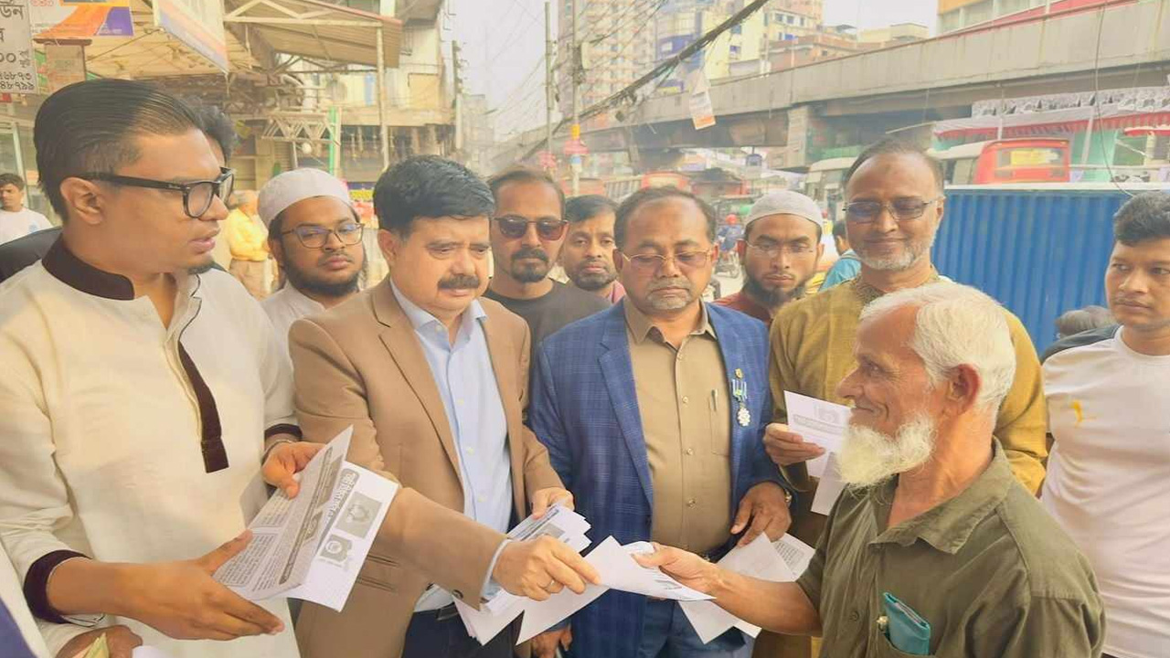 রাজধানীতে ১২ দলীয় জোটের নেতারা গণসংযোগ ও প্রচারপত্র বিতরণ করছেন। ছবি : কালবেলা