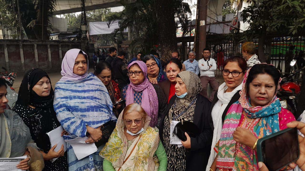 জাতীয় প্রেস ক্লাবের সামনে জাতীয় ‘ডামি নির্বাচন’ বর্জন এবং সরকারের বিরুদ্ধে অসহযোগ আন্দোলন সফলের আহ্বানে লিফলেট বিতরণের পূর্বে সাংবাদিকদের সাথে কথা বলেন সেলিমা রহমান। ছবি : কালবেলা