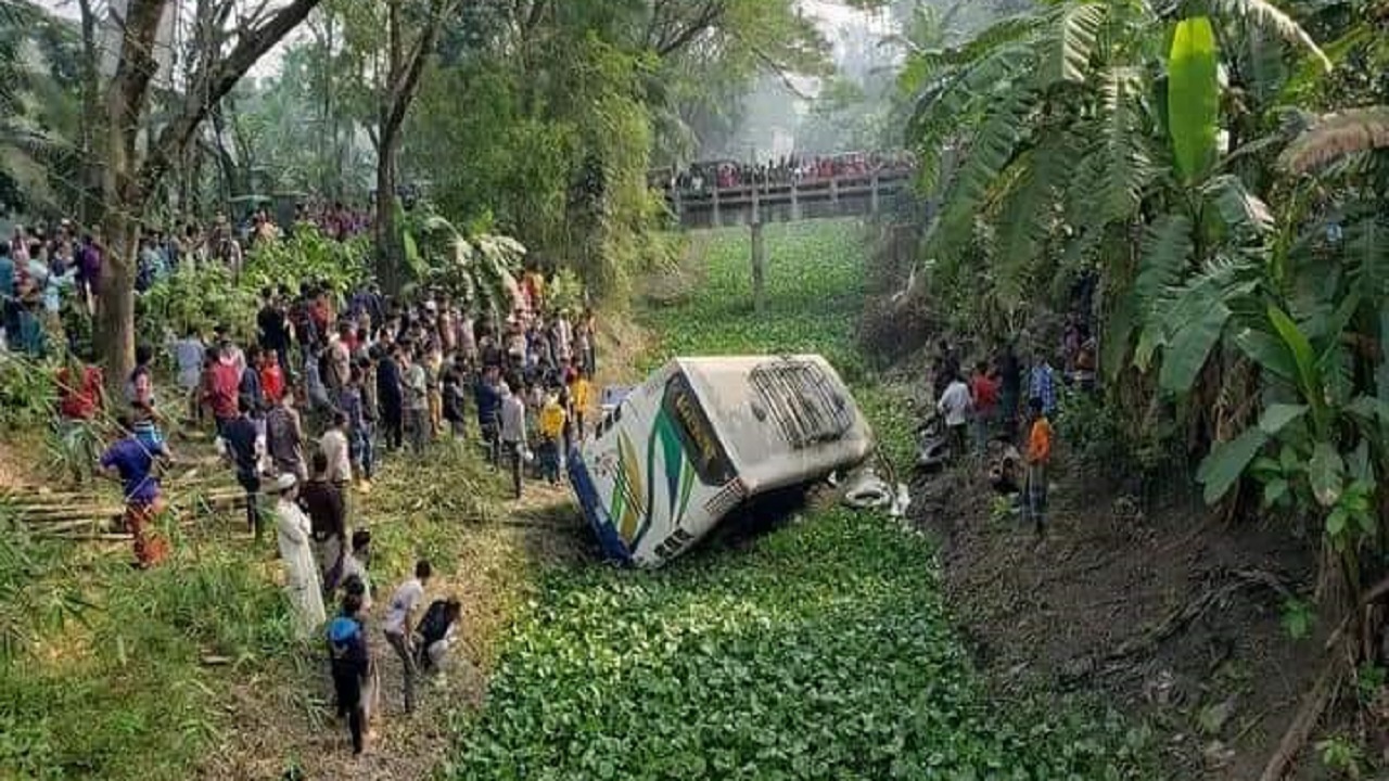 দুর্ঘটনাকবলিত বাস। ছবি : কালবেলা