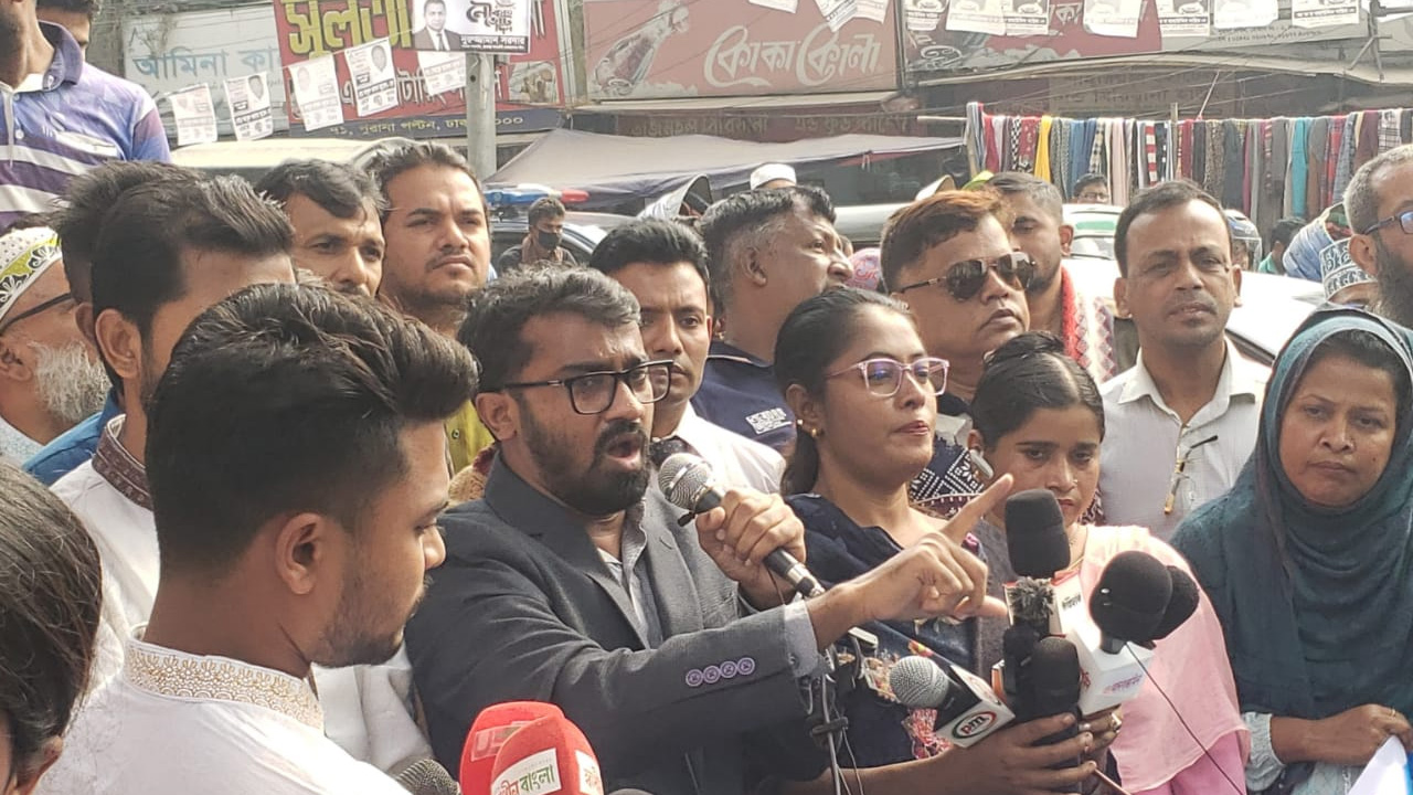 ভোট বর্জনে রাজধানীতে লিফলেট বিতরণ ও পথসভা করে গণঅধিকার পরিষদ। ছবি : কালবেলা