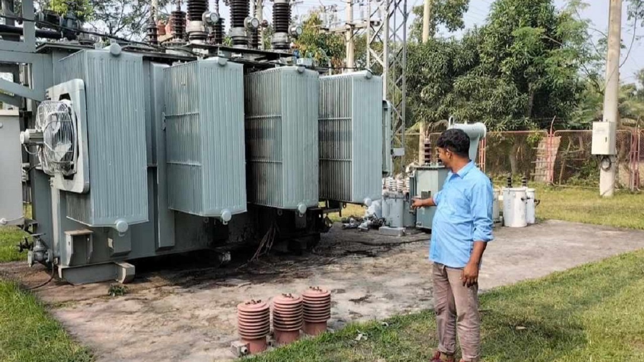 পাওয়ার ট্রান্সফর্মারে হঠাৎ ধোঁয়া দেখতে পায় কেন্দ্রের পাহারাদার। ছবি : কালবেলা