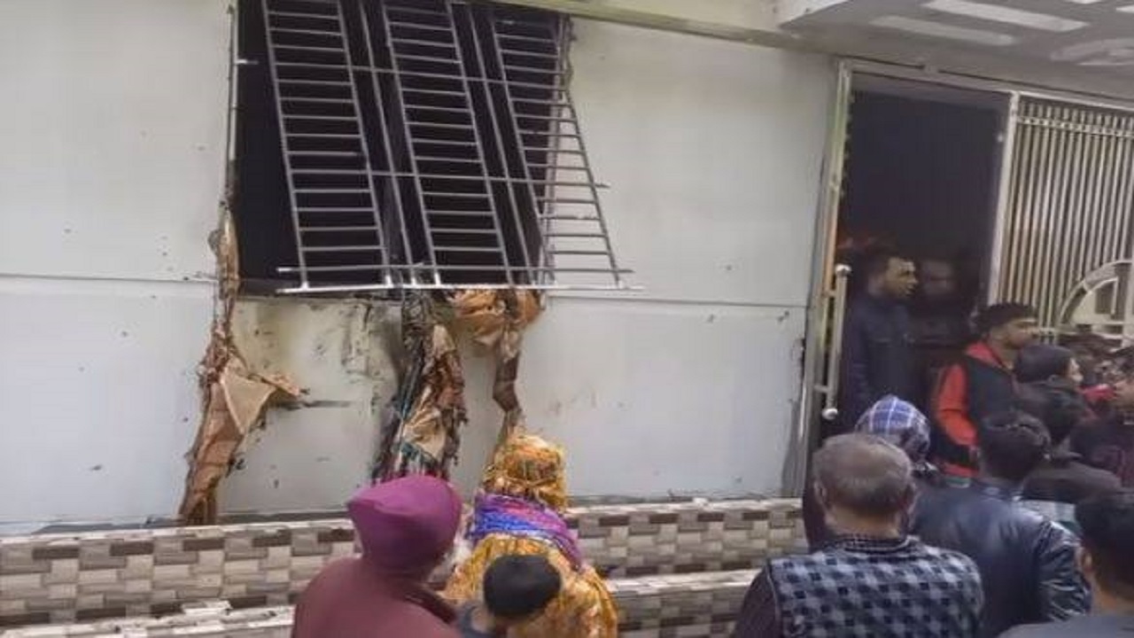 সিলিন্ডার গ্যাস বিস্ফোরণে ক্ষতিগ্রস্ত বসতঘর। ছবি : কালবেলা