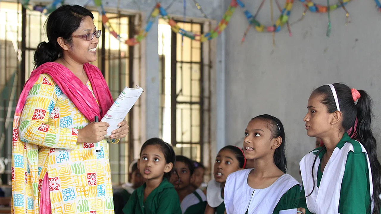 শিক্ষার্থীদের ক্লাস নিচ্ছেন শিক্ষক। ছবি : সংগৃহীত
