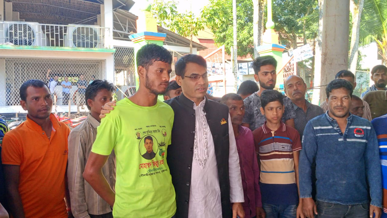 মৌলভীবাজারের রাজনগরে চা শ্রমিকদের সঙ্গে মোহাম্মদ জিল্লুর রহমান। ছবি : কালবেলা