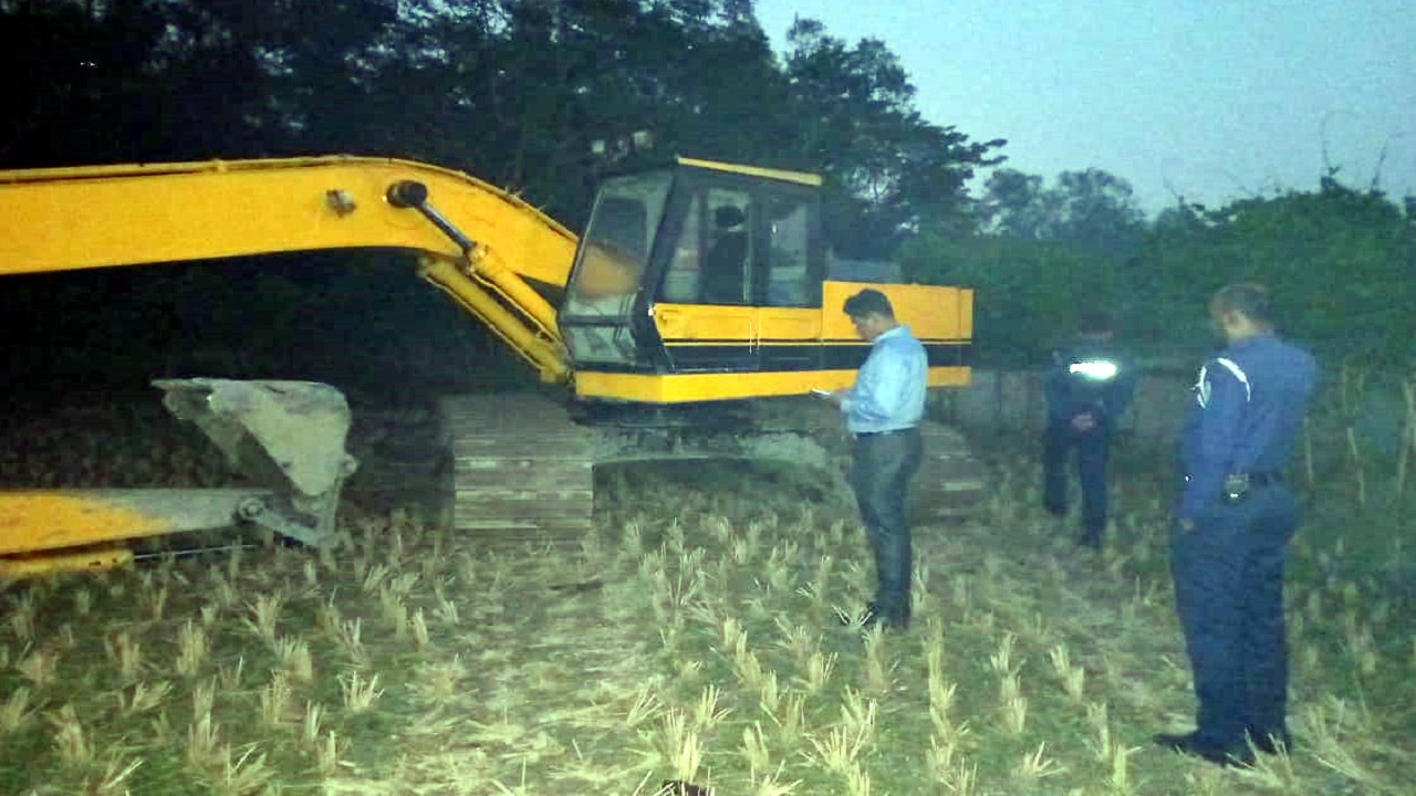 কৃষিজমির টপসয়েল কেটে ইটভাটায় বিক্রির অপরাধে ব্যবসায়ীকে ২ লাখ টাকা জরিমানা করা হয়। ছবি : কালবেলা