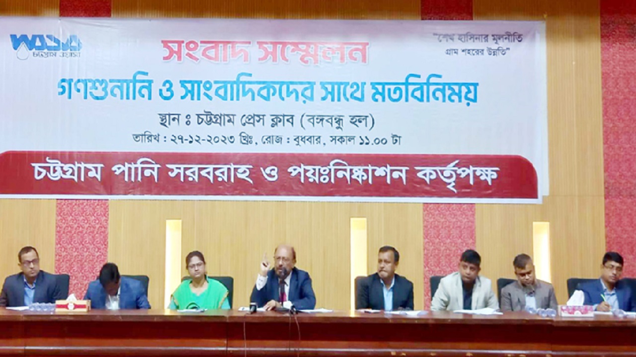 চট্টগ্রাম প্রেস ক্লাবের বঙ্গবন্ধু হলে আয়োজিত গণশুনানি ও সাংবাদিকদের সঙ্গে মতবিনিময় সভায় এ কে এম ফজলুল্লাহ। ছবি : কালবেলা