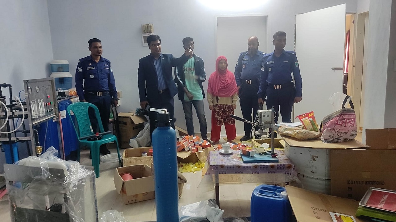 বাগেরহাটে নকল ওষুধ তৈরির কারখানায় অভিযান। ছবি : কালবেলা