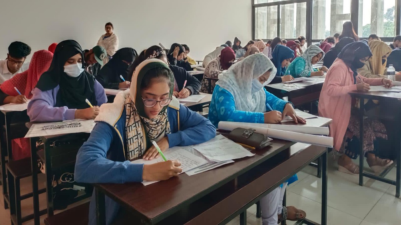 বরেন্দ্র বিশ্ববিদ্যালয়ে ভর্তি পরীক্ষা। ছবি : কালবেলা