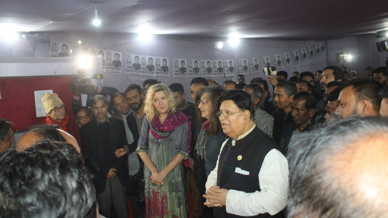 ইইউ প্রতিনিধিদের সঙ্গে নিয়ে নিজের নির্বাচনী কার্যালয় পরিদর্শনে পররাষ্ট্রমন্ত্রী। ছবি : কালবেলা