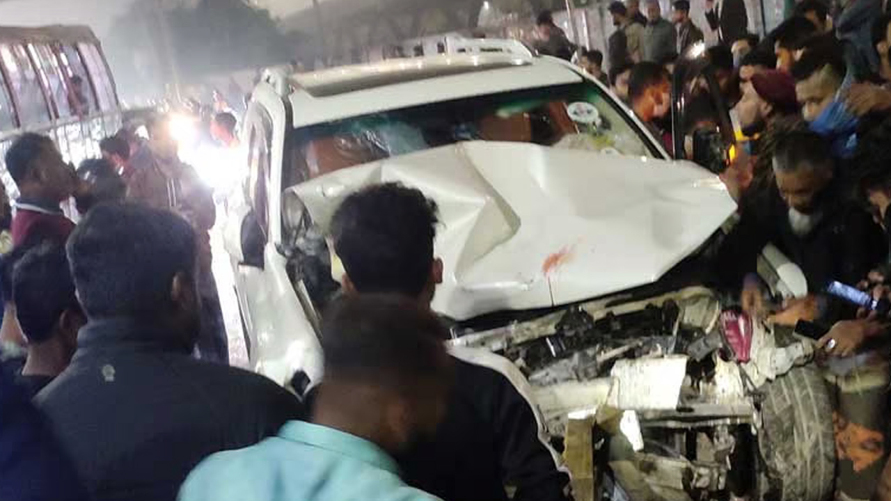 দুর্ঘটনাকবলিত ল্যান্ডক্রুজার গাড়ি। ছবি : সংগৃহীত
